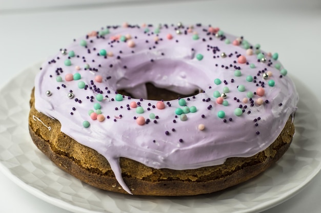 Torta di zucca decorata con glassa alla lavanda con zucchero a velo