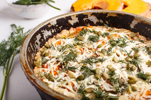 Torta di zucca dolce con formaggio e aneto in teglia di metallo