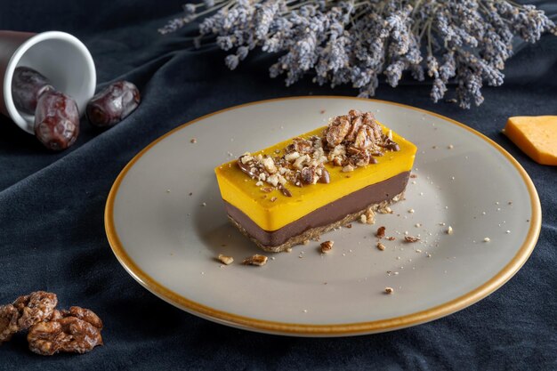 Torta di zucca fatta in casa con cioccolato e noci Spolverata di noci Nelle vicinanze si trova una fetta di zucca