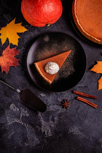 Torta di zucca fatta in casa del Ringraziamento pronta da mangiare Vista dall'alto