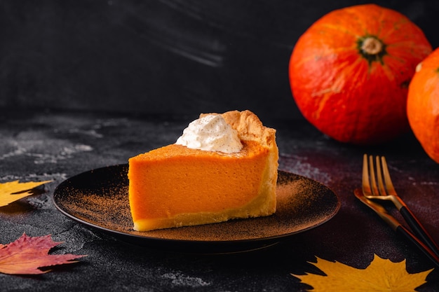 Torta di zucca fatta in casa del Ringraziamento pronta da mangiare