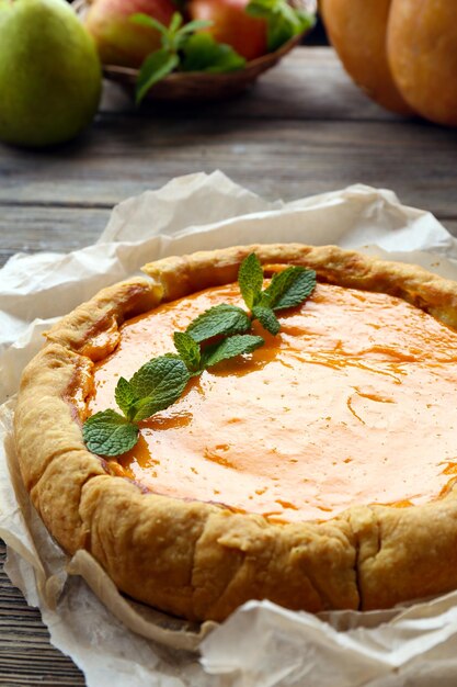 Torta di zucca fatta in casa sul tavolo