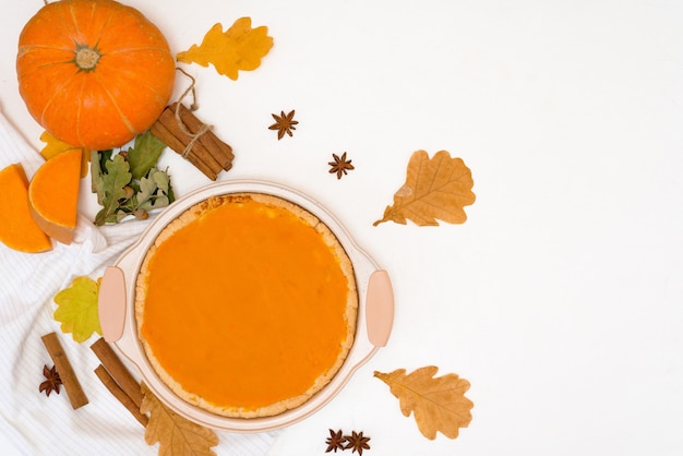 Torta di zucca fatta in casa vista dall'alto con spezie