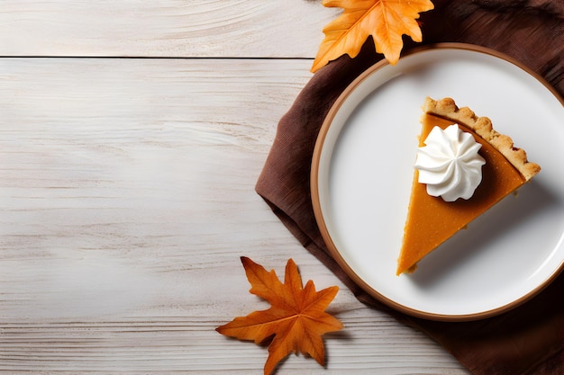 Torta di zucca fresca decorata su fondo di legno