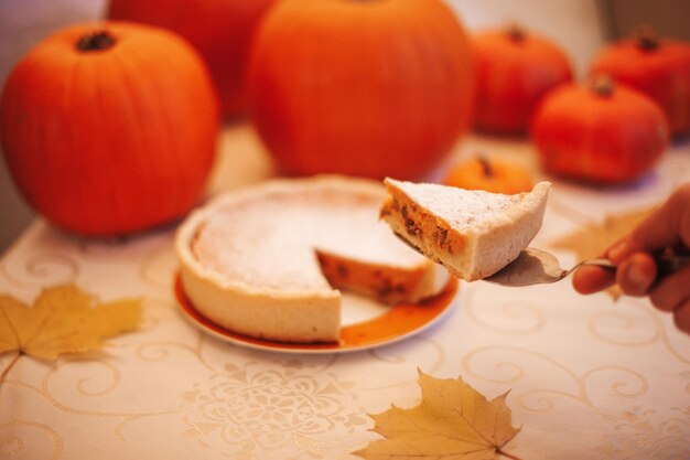 Torta di zucca fresca fatta in casa fatta per il giorno del ringraziamento alla decorazione autunnale