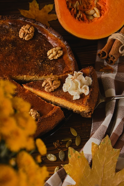 Torta di zucca fresca fatta in casa sul tavolo di legno