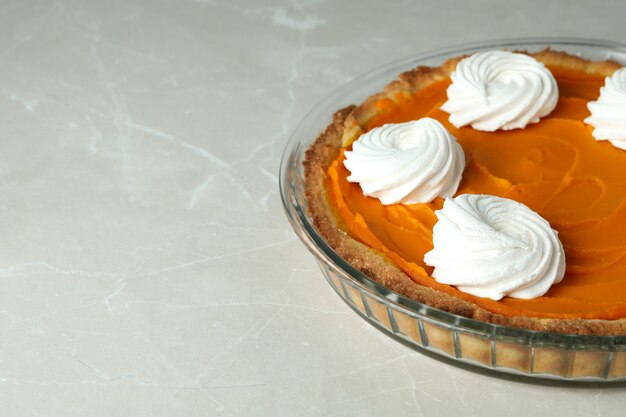 Torta di zucca in piatto rotondo su sfondo grigio