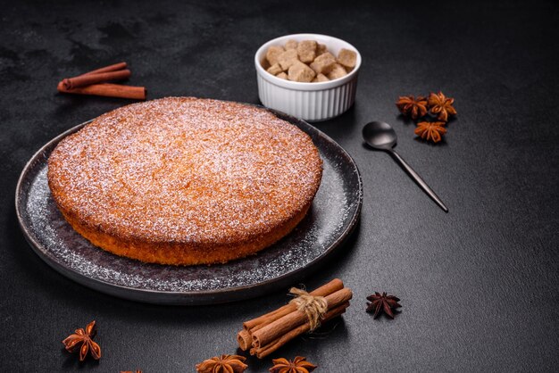 Torta di zucca su tagliere di marmo Sfondo scuro Copia spazio