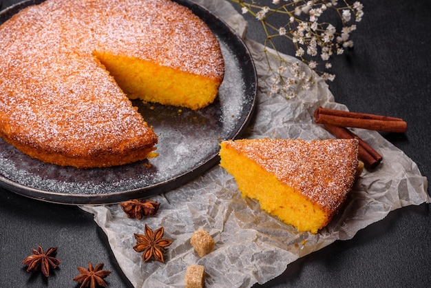 Torta di zucca su tagliere di marmo Sfondo scuro Copia spazio