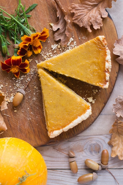 Torta di zucca sul tavolo di legno