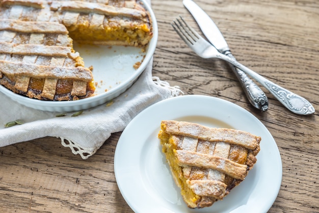 Torta di zucca sul tavolo di legno