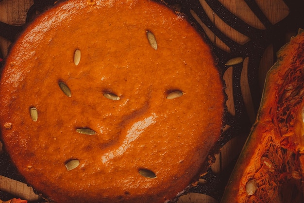 Torta di zucca sulla tavola di legno con la decorazione di Halloween