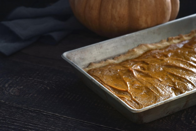 Torta di zucca sulla tavola di legno orizzontale