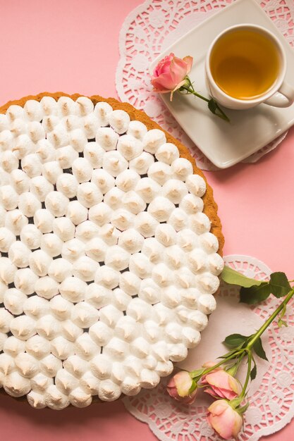 Torta di zucchero e una tazza di tè