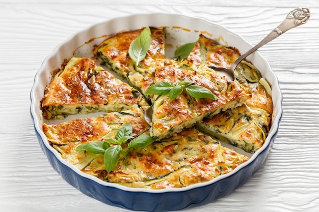 Torta di zucchine alla Scarpaccia in una teglia