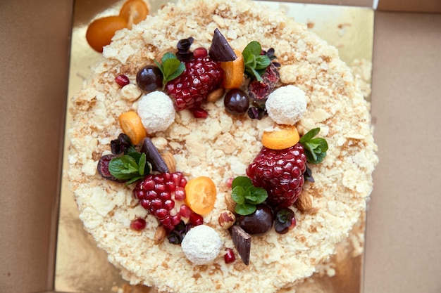 Torta dietetica senza zucchero con miele guarnita con frutta e menta Cioccolato naturale per decorare Vista dall'alto