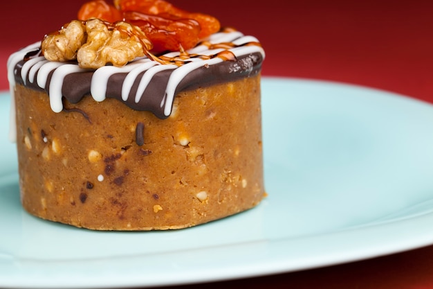 Torta dolce a base di arachidi, zucchero e latticini, a forma di cilindro