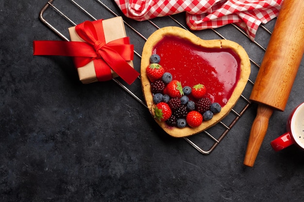 Torta dolce a forma di cuore con frutti di bosco