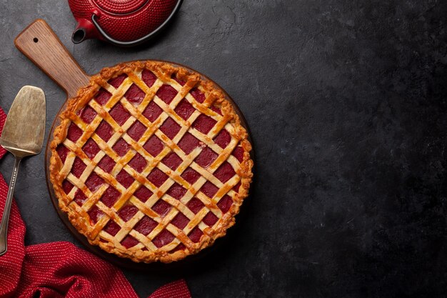 Torta dolce alla marmellata di fragole e lamponi