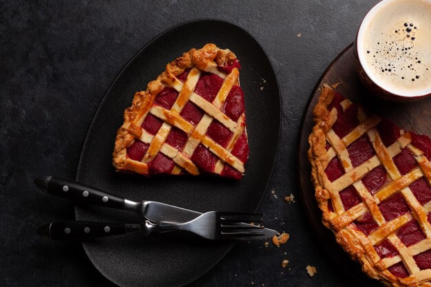 Torta dolce alla marmellata di fragole e lamponi