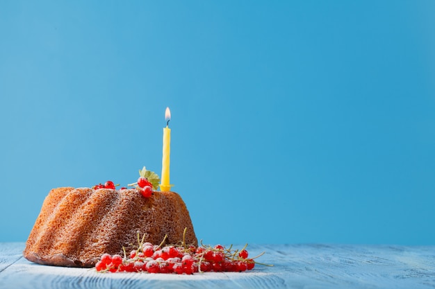 Torta dolce compleanno bambino con una candela