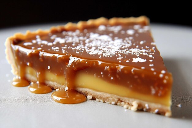 Torta dolce con caramello su un piatto nero