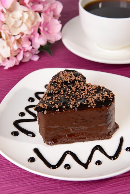 Torta dolce con cioccolato sulla zolla sul primo piano del tavolo