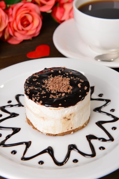 Torta dolce con cioccolato sulla zolla sul primo piano del tavolo