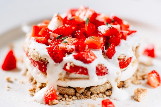 Torta dolce con fragole e panna