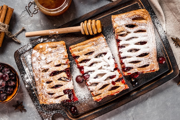 Torta dolce con frutti di bosco e zucchero a velo