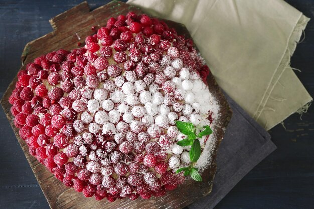 Torta dolce con lamponi su fondo di legno di colore