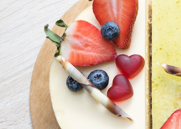 Torta dolce decorata con cuori per il giorno di San Valentino internazionale