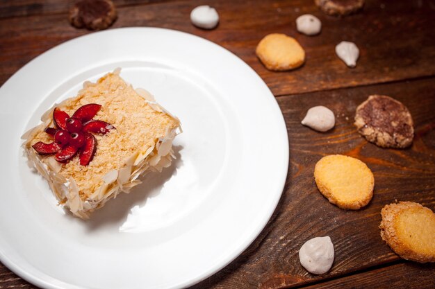 Torta dolce decorata da bacche di mandorle