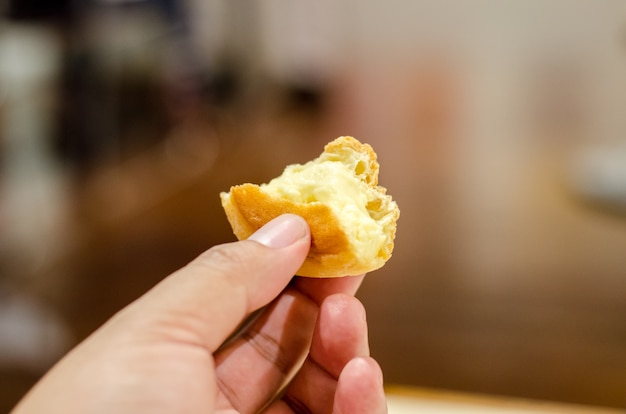 Torta dolce del soffio crema a disposizione, otaru, Hokkaido, Giappone