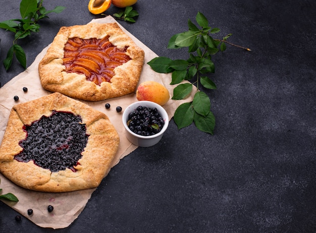 Torta dolce di galette fatta in casa con frutta