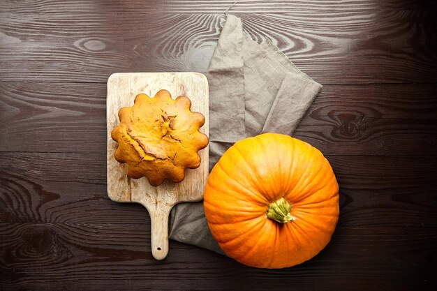 Torta dolce di zucca su sfondo rustico