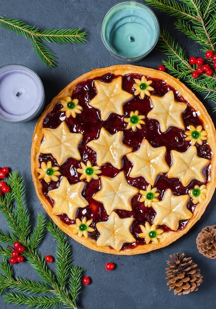 Torta dolce domestica di Natale con marmellata