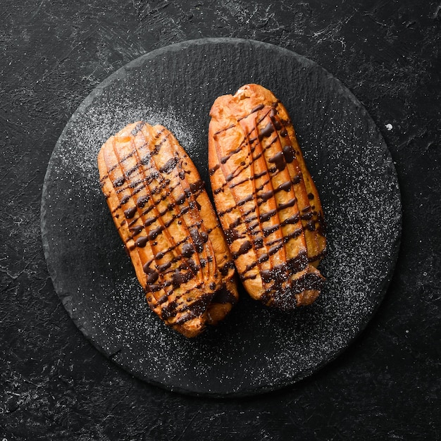 Torta dolce eclair con cottura al cioccolato Vista dall'alto spazio di copia gratuito