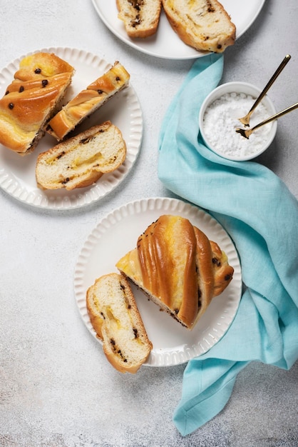 Torta dolce fatta in casa con crema e cioccolato, vista dall'alto