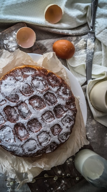 torta dolce fatta in casa su sfondo chiaro