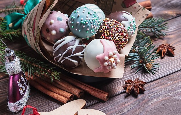 Torta dolce multicolore si apre con decorazioni natalizie