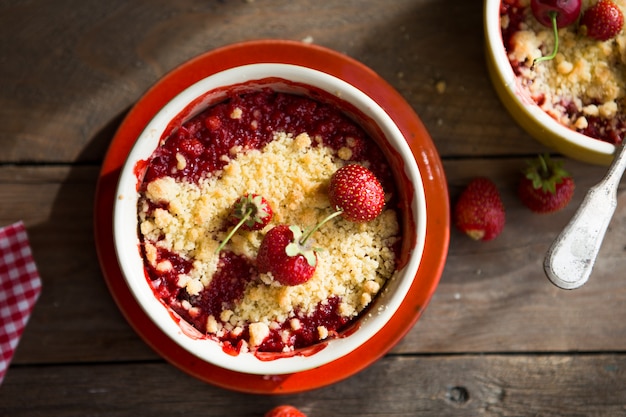 torta dolce. sbriciolare con fragole. Crostata o torta di fragole estiva con crumble