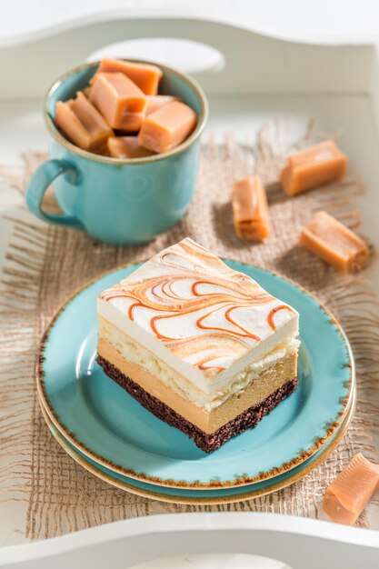 Torta dolce toffee con barrette fondenti in porcellana blu