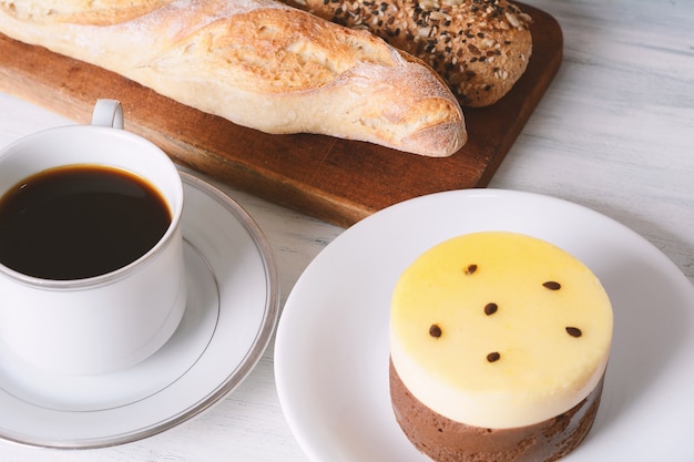 Torta e caffè alla frutta della passione