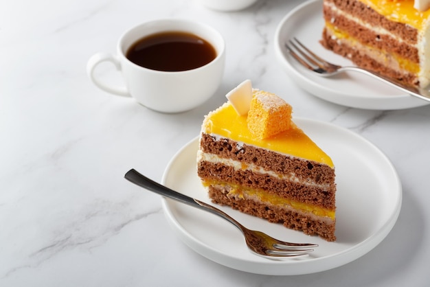 Torta e caffè su un tavolo luminoso