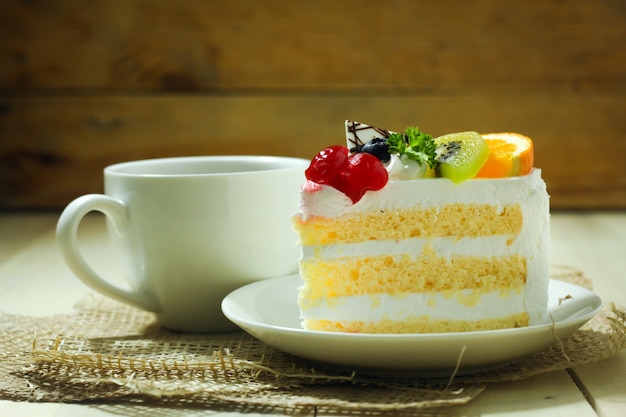 torta e caffè sul tavolo di legno