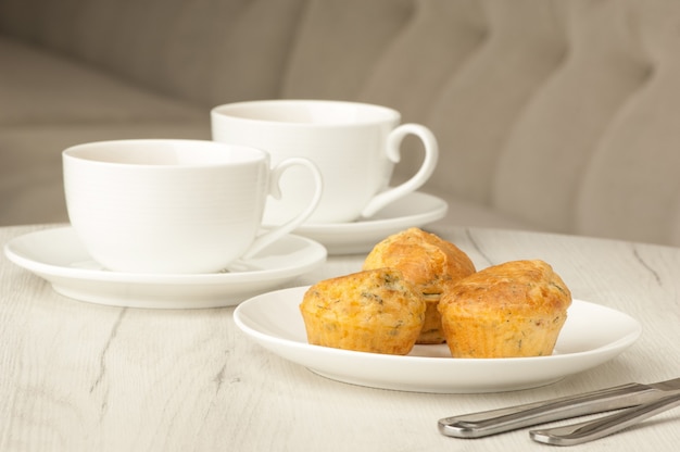 Torta e due tazze di caffè su un tavolo con posate