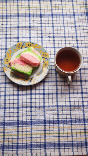 torta e tè dolce sul tavolo da pranzo