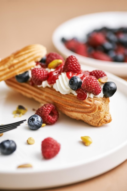 Torta Eclair Dolci deliziosi eclair tradizionali pasticcini francesi con crema