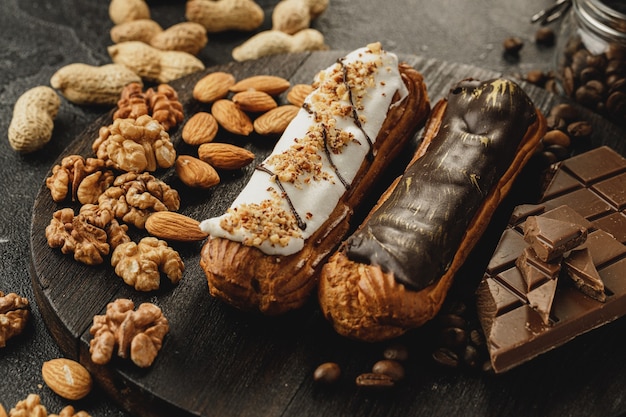 Torta Eclair sul bordo di legno scuro sulla tavola nera